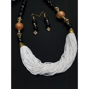 Conjunto de collar con cuentas blancas y negras hecho a mano, joyería étnica multihebra con detalles en oro antiguo y pendientes para mujer - Product Image 3