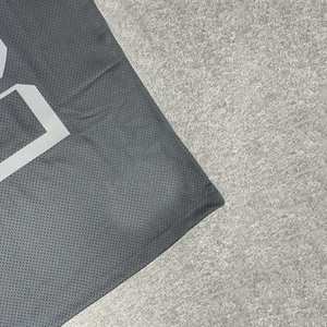 Camiseta de malla bordada ligera y transpirable de manga corta con cuello en V, 100% poliéster, costuras duraderas, diseño elegante, adecuada para hombre - Product Image 2