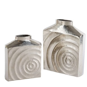 Ensemble de 2 vases faits à la main en aluminium et laiton écologiques pour la décoration moderne de la maison avec un design élégant et une qualité supérieure - Product Image 4