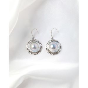 Boucles d'oreilles à crochet en perle Mabe naturelle - Product Image 1