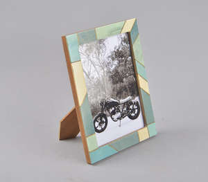 Marco de Fotos Moderno Hecho a Mano con Incrustaciones Geométricas de Resina, Elegante Diseño Abstracto en Verde Azulado y Crema, Portafotos Decorativo para Escritorio - Product Image 2