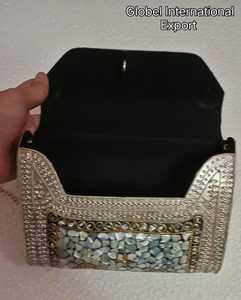 Sac à main élégant et fait main avec incrustation de coquillages uniques Accessoire à la mode pour les fêtes et les événements formels - Product Image 3