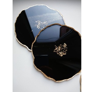 Posavasos de resina epoxi redondo con borde dorado Decoración de mesa elegante - Product Image 1