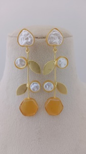 Ensemble de boucles d'oreilles contemporaines Kundan Leaf Drop Produit en vrac au toucher unique et artistique Design personnalisé pour femmes et filles - Product Image 2