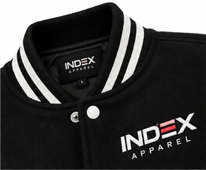 Chaqueta Varsity Bordada para Hombre de Index Apparel, con Bloques de Color, Mangas en Contraste, Botones a Presión, Estilo Béisbol - Product Image 5