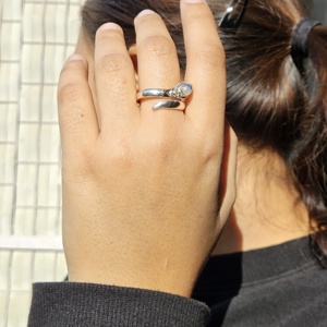 Bague fine ajustable en argent serpent et pierre de lune pour les mariages et les fêtes de la collection de Noël - Product Image 4