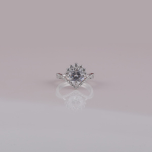 Anillo de compromiso de diamante cultivado en laboratorio con corte redondo, chapado en oro sólido de 10KT, certificado IGI, su regalo perfecto para cumpleaños - Product Image 1