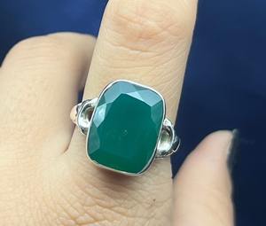 Bague de déclaration bohème en argent sterling fait main, sertie d'un onyx vert naturel unique, unisexe, idéale pour les mariages, fiançailles, cadeaux et fêtes - Product Image 1