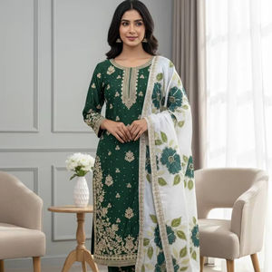Ensemble de vêtements indiens classiques à imprimé floral - Product Image 1
