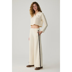 Pantalones deportivos urbanos Urban Beat Britta para mujer, con cintura elástica, pierna ancha y corte relajado - Product Image 1