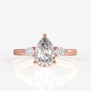 Anillo de Diamante Cultivado en Laboratorio con Diseño de Tres Piedras en Forma de Pera y Banda de Oro de 18K - Product Image 5