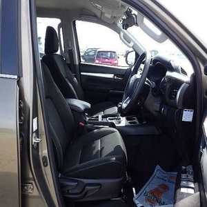 Pick-up 2023, essence, phares LED, pneus R18, climatisation automatique, 5 places, conduite à gauche, sièges foncés, écran tactile - Product Image 2