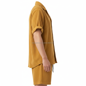 ชุดเซ็ตผู้ชายแบบ OEM ผ้าริบสีเหลืองมัสตาร์ด เสื้อแขนสั้นเนื้อผ้ามีลายและกางเกงขาสั้น ชุดลำลอง 2 ชิ้น - Product Image 6