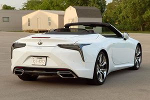 สภาพดีเยี่ยม รถมือสอง Lexus LC 500 Convertible ปี 2021 - Product Image 3