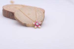 Collier pendentif fleur en or 14 carats multicolore avec émail rose et diamant central |   Bijoux pour femmes |   Fabricant OEM ODM sur mesure, vente en gros - Product Image 2