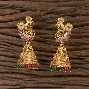 Boucle d'oreille Jhumki antique de style paon avec placage à l'or 610075 disponible à un prix raisonnable - Product Image 1