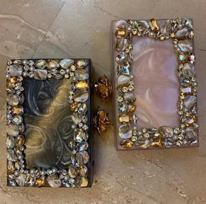 Monederos y bolsos de mano de resina hechos en la India adornados con diamantes de imitación, ideales para tiendas de accesorios de moda para reventa - Product Image 1