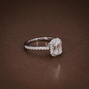 Anillo de Compromiso con Halo de Corte Esmeralda de 1.79 CTW, Anillo de Compromiso con Diamante Cultivado en Laboratorio, Corte Esmeralda, Diamantes Certificados F VVS1 VVS2, Único - Product Image 2