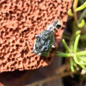 Pendentif en cristal de moldavite brute Collier de moldavite fait à la main Bijoux de guérison authentiques Cadeau tendance élégant pour elle - Product Image 5