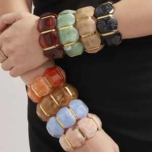 Brazalete de Moda de Alta Calidad, Brazalete Elástico Geométrico Irregular de Resina Natural, Joyería Chapada en Oro de 18K PVD Exagerada - Product Image 1