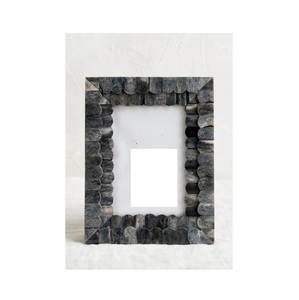 Marco de cuerno rústico para recuerdos creados para complementar los estilos de decoración del hogar, como la cabaña de granja vintage o la estética de la cabaña - Product Image 1