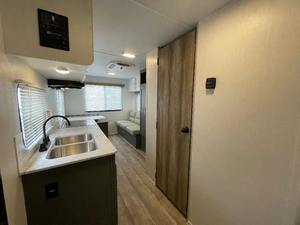 Remolque Camper superventas 2024 210RD-C, mini caravana moderna, ligera, 4x4, capacidad para 4 personas, el mejor precio - Product Image 5