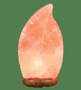 Lampe à sel rose de l'Himalaya biologique faite à la main avec un design de feuille artistique sur un socle en bois pour une décoration intérieure naturelle et la relaxation - Product Image 6