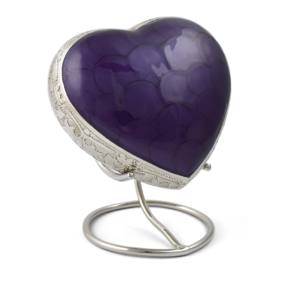 Urnes de crémation de cœur en laiton de haute qualité, nouveau Design avec support, vente en gros, souvenir de cœur de jeton fabriqué en inde - Product Image 1