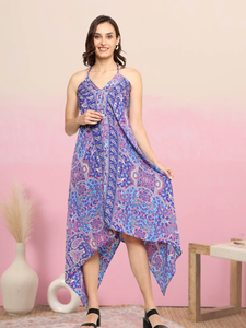 Robe en polyester à imprimé floral bleu pour femmes avec un design sans manches et col en V, style évasé et ajusté pour un look élégant et tendance - Product Image 3