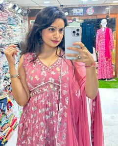 Lehenga de Novia 100% Seda, Suministro de Fábrica al por Mayor, 3 Piezas, Trabajo a Mano, Colección de Diseñador para Fiestas, Ropa India para Mujer - Product Image 4