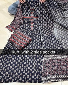 ชุด kurti สามชิ้นพิมพ์ลาย Jaipur พรีเมี่ยมพร้อมด้วยผ้า malamal อ่อนนุ่มจับคู่กับการออกแบบขอบและกระเป๋าด้านข้างสำหรับผู้หญิง - Product Image 3