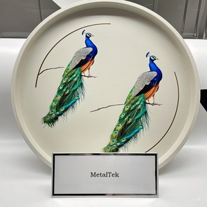 ถาดโลหะทรงกลมพิมพ์ลายนกยูงอเนกประสงค์สำหรับการตกแต่งหรือจัดเก็บการออกแบบที่สดใสทนทานเป็นมิตรกับสิ่งแวดล้อมสำหรับบ้านหรืองาน - Product Image 5