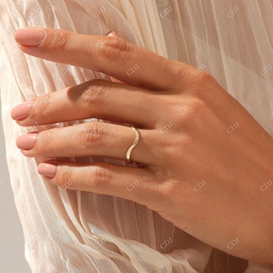 Anillo de banda de diamante Solo Natural personalizado de alta calidad y alta claridad Anillo de curva de bisel chapado en oro sólido de 10K Banda de diamante pequeña - Product Image 2