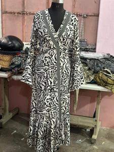 Robe longue à fleurs Boho pour femmes, parfaite pour les vacances, les journées à la plage et les soirées décontractées. - Product Image 2