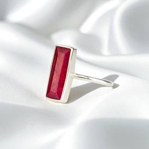 Anneaux de lunette de barre de Rectangle de pierre de naissance rubis teints | Bagues de bande plaquées or faites à la main | Bijoux empilables unis minimalistes en argent - Product Image 4