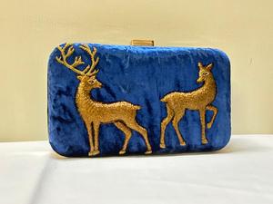 Nouvelle collection de pochettes pour femmes en soie et Zari Taille du sac Pochette brodée 8x5 pouces à un prix abordable - Product Image 3