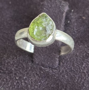 Bague tendance en argent sterling avec péridot, idéale pour un cadeau de studio de yoga, qualité supérieure, fabrication artisanale raffinée - Product Image 3