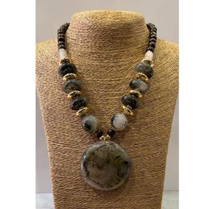 Collier en résine épaisse bleue fait à la main avec des perles d'accentuation rouge uniques, spécial Noël - Product Image 4