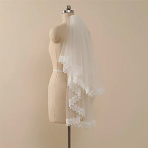 Un chef-d 'œuvre montre parfaitement votre glamour et votre charme Design délicat avec un peigne argenté Voile de mariée floral à deux niveaux - Product Image 3