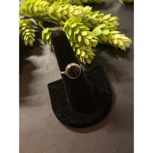 Anillo Navajo Hecho a Mano con Ónix y Plata de Ley 14K Chapada en Rodio, Talla 7.25, Anillo de Piedras Preciosas para Hombre, Engaste Invisible, Uso Diario - Product Image 4