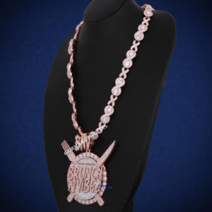 Exquisito Collar con Colgante de Chef de Oro Rosa de 14 Quilates con Diamantes Cultivados en Laboratorio, Regalo Perfecto de Navidad para Amantes de la Comida, Iconos de Estilo - Product Image 4
