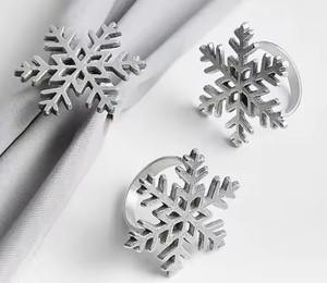 Ensemble élégant d'anneaux de serviette flocon de neige en argent pour une décoration de table d'hiver élégante, parfaite pour la fête de Noël et les repas de fête - Product Image 2