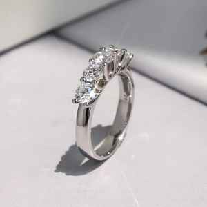 Bague en diamant Moissanite élégante et moderne à cinq pierres taille brillante en argent sterling 925 bagues d'anniversaire d'éternité à la mode - Product Image 3