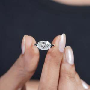 Bague de fiançailles élégante en or blanc avec diamant ovale East West serti demi-clos - Product Image 6