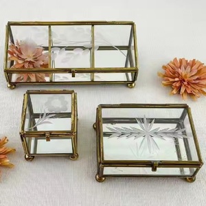 Boîte à bijoux vintage gravée, magnifiquement décorative, en verre et laiton de haute qualité, taille personnalisée pour le rangement et la décoration à la maison ou au bureau - Product Image 2