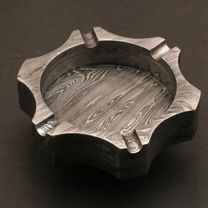 Cenicero de Acero de Damasco de Diseño, Cenicero de Metal Decorativo Hecho a Mano, Elegante Accesorio para Fumar para el Hogar Moderno y Cafeterías - Product Image 2