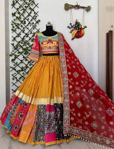 Muselina especial de algodón Navratri con impresión digital y trabajo de espejo Real Gota Zari Lampi Lace Lehenga Choli & Kodi Lace Work Dupatta - Product Image 5