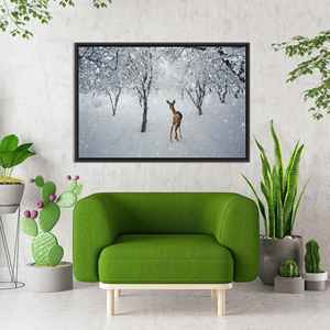 Toile imprimée : Cerf d'hiver dans une forêt enneigée - Art mural élégant, TOILE ENCADRÉE NOIRE - Product Image 1