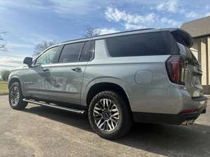 Nuevo Chevrolet Suburban 2026 4x4 SUV Gasolina/Petróleo Euro VI, 6 Asientos, Asientos de Cuero Automáticos, Volante a la Izquierda, Llantas de Aleación de Aluminio R20 - Product Image 3