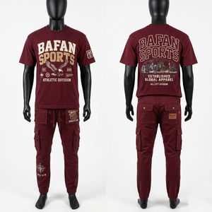 Conjunto de camiseta gráfica de algodón premium de 220 GSM y pantalones cargo jogger para hombre, color granate, con logotipo personalizado serigrafiado. - Product Image 2